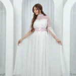 فستان سهرة طويل أبيض شيفون بتطريز وردي وأكمام منسدلة