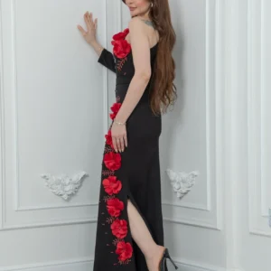 فستان سهرة طويل بكتف واحد وتزيين وردي 3D