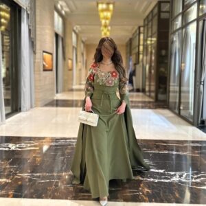 فستان سهرة طويل بتطريز وردي وأكمام منسدلة