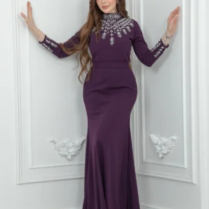 فستان سهرة طويل بنفسجي كريب مطرّز بياقة ملكية